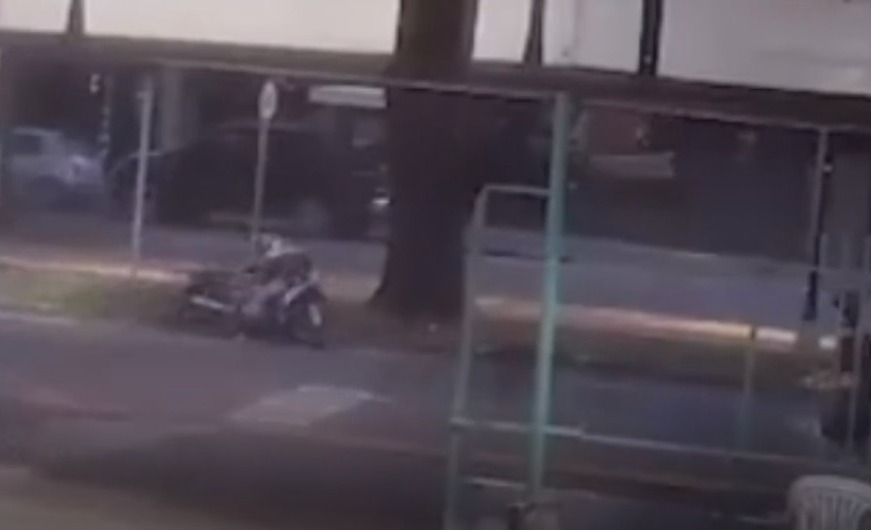 Motociclista é atingida no pescoço por fiação solta e fica ferida em Maringá; vídeo