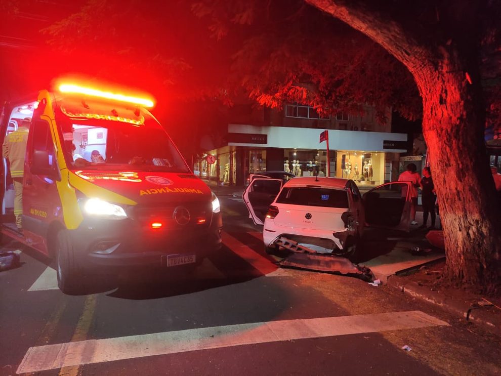 Motorista avança preferencial e provoca forte batida com ônibus na região central Maringá; vídeo