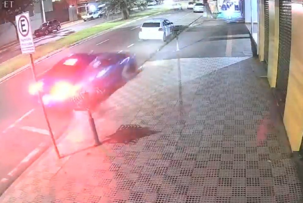 Motorista de carro de luxo perde o controle e bate contra veículo estacionado em Maringá
