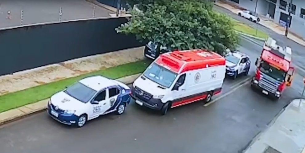 Motorista sofre mal súbito, bate carro blindado em árvore e socorristas quebram vidro para resgate em Maringá; veja