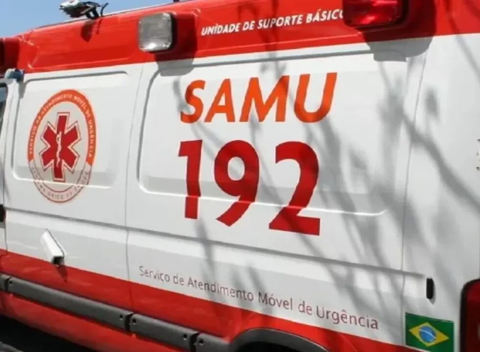 Mulher de 86 anos fica ferida após carro avançar preferencial e causar acidente em Maringá