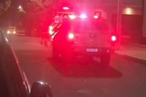 Mulher fica gravemente ferida ao ser atropelada por motociclista sem habilitação em faixa de pedestres em Maringá; vídeo