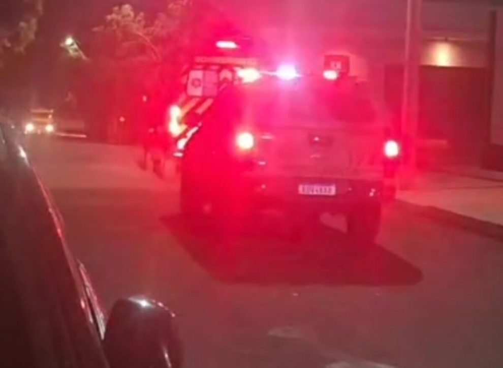 Mulher fica gravemente ferida ao ser atropelada por motociclista sem habilitação em faixa de pedestres em Maringá; vídeo