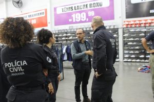 Operação apreende mais de 3,4 mil produtos falsificados em loja de Maringá; duas pessoas foram presas