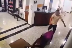 Recepcionista é agredida por hóspede dentro de hotel; vídeo