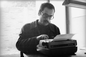 Textos de Paulo Leminski esquecidos no banco de um avião da Varig há 44 anos em SP será entregue à família