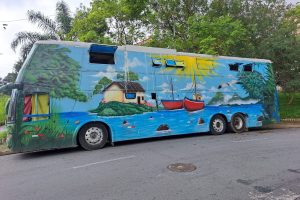Veja como é por dentro do único motorhome com piscina do Brasil que passou por Maringá e planeja chegar até a Antártida