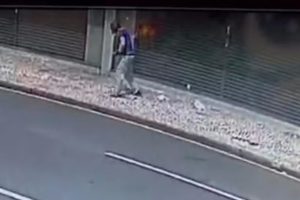 Vídeo mostra suspeito ateando fogo em homem em situação de rua