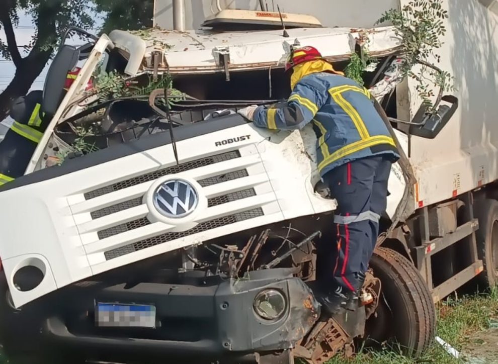 Acidente com caminhão deixa três vítimas, incluindo motorista preso às ferragens, no Contorno Sul de Maringá