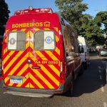 Acidente com três veículos deixa motociclista ferido na Avenida Brasil, no centro de Maringá