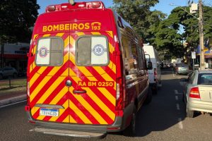 Acidente com três veículos deixa motociclista ferido na Avenida Brasil, no centro de Maringá
