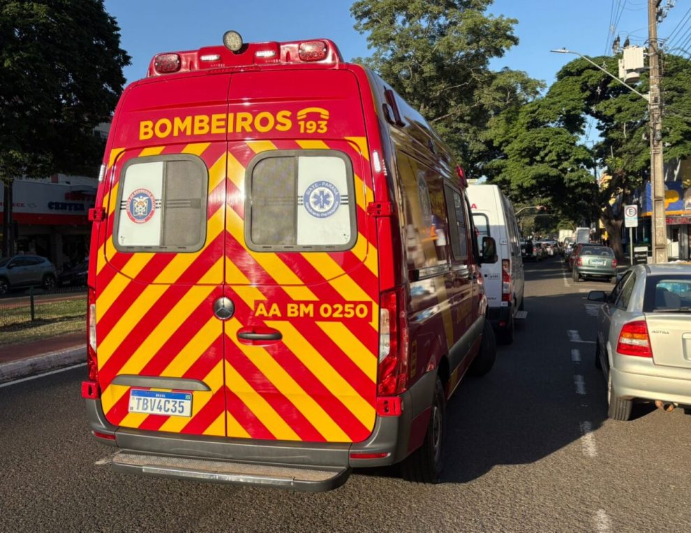 Acidente com três veículos deixa motociclista ferido na Avenida Brasil, no centro de Maringá