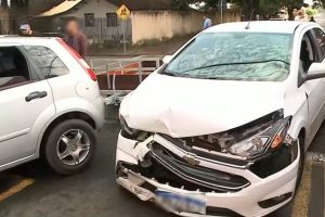 Acidente em Maringá com mãe e crianças a caminho da escola deixa motorista ferido