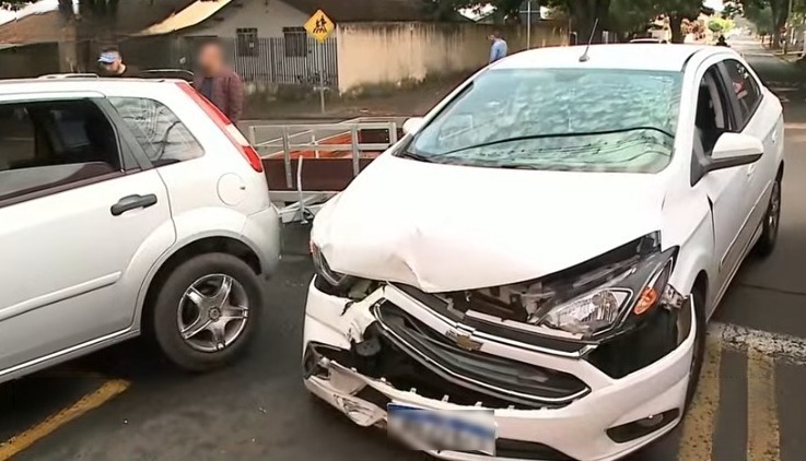 Acidente em Maringá com mãe e crianças a caminho da escola deixa motorista ferido