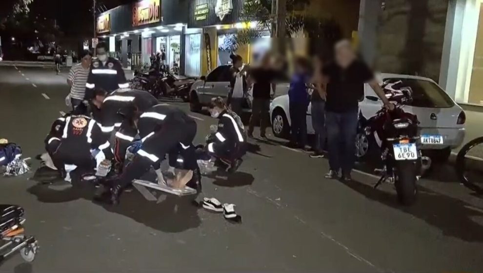 Acidente grave entre moto e bicicleta deixa jovem de 18 anos ferida na Avenida Brasil, em Maringá