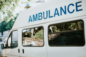 Ambulância tomba em grave acidente com caminhão