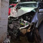 Após briga de trânsito, motorista foge, bate em poste e carro fica destruído em Maringá