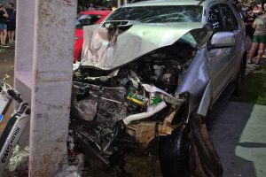Após briga de trânsito, motorista foge, bate em poste e carro fica destruído em Maringá