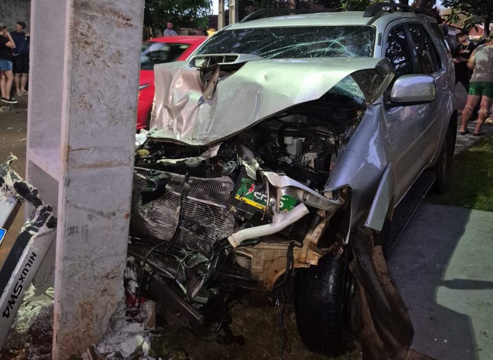 Após briga de trânsito, motorista foge, bate em poste e carro fica destruído em Maringá