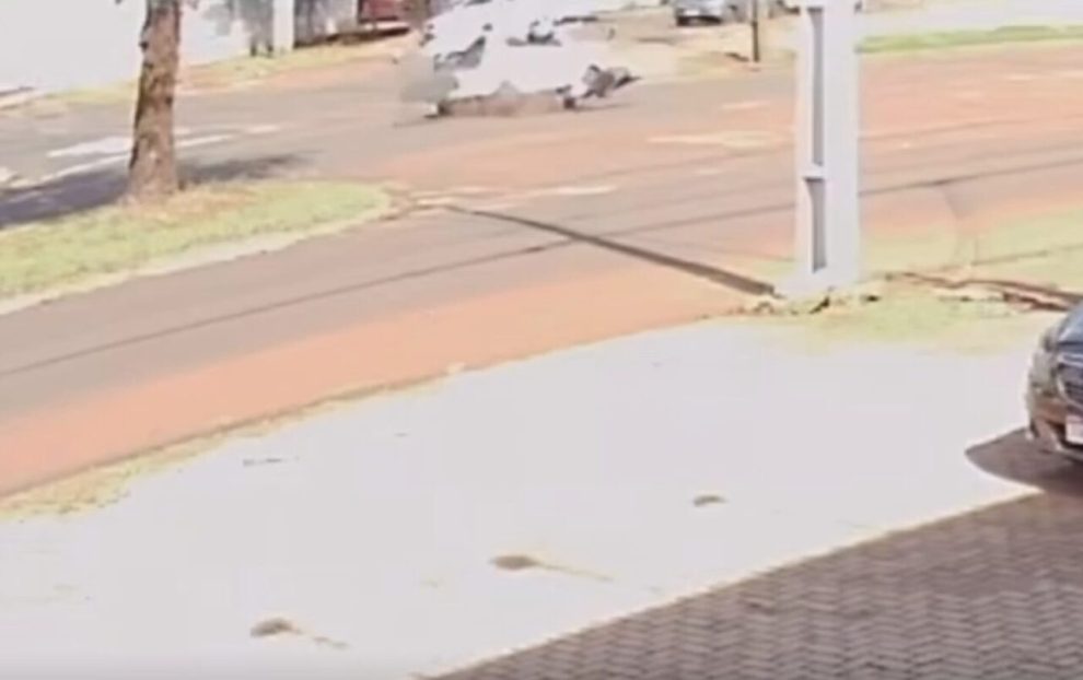 Câmera de segurança registra acidente que matou homem durante teste de moto em Maringá; vítima é identificada