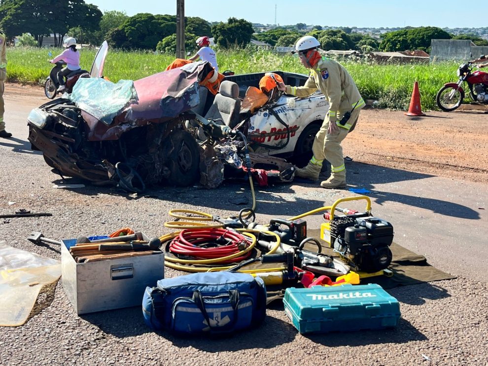 Câmera flagra acidente grave entre picape e carreta Contorno Sul