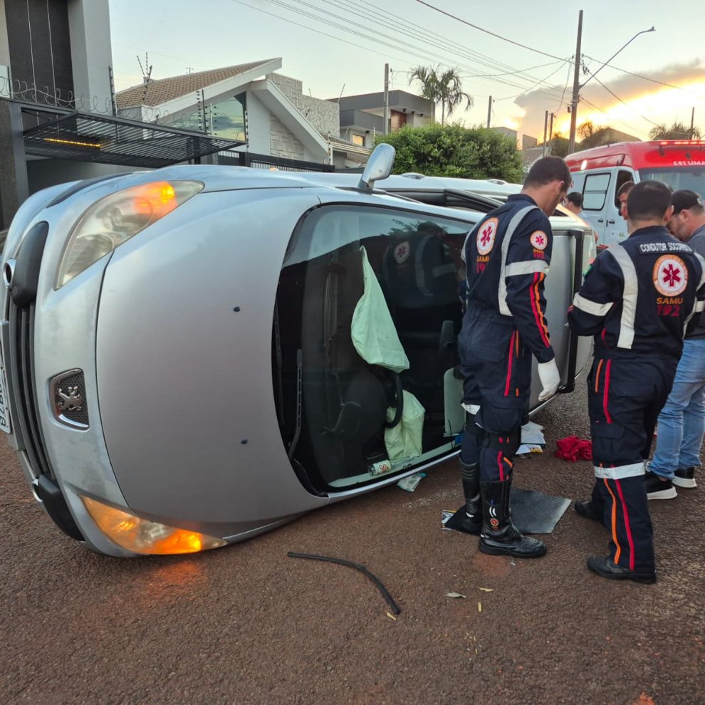 Câmera flagra motorista com sinais de embriaguez provocando acidente e tombando carro em Maringá