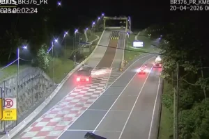 Caminhão perde freios e tomba em área de escape da BR-376 no PR