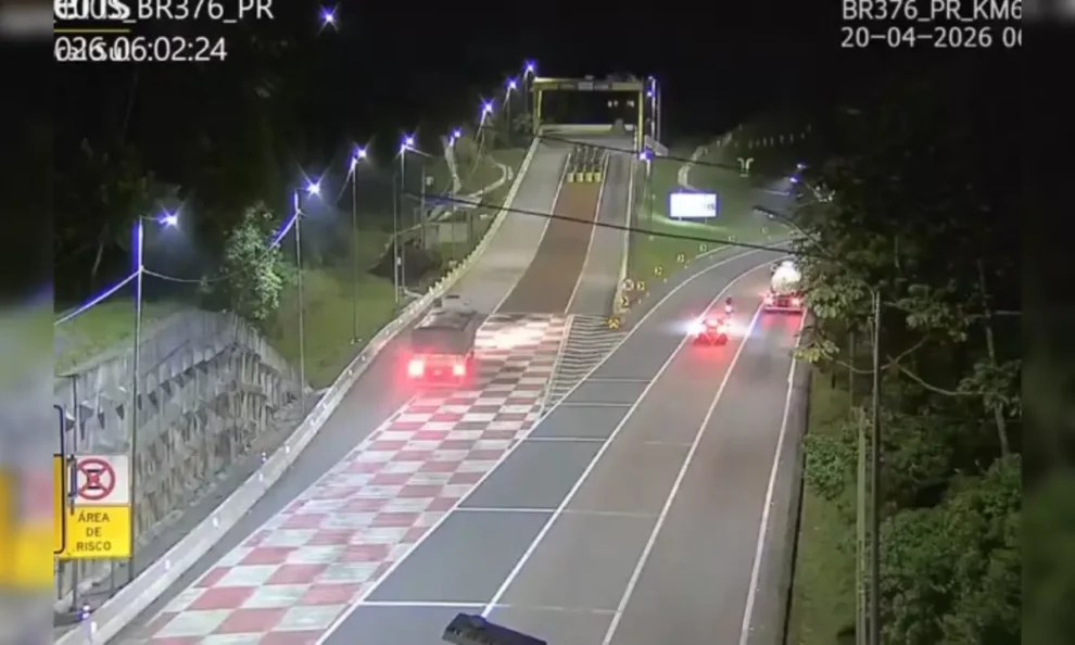 Caminhão perde freios e tomba em área de escape da BR-376 no PR