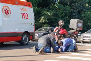 Caminhonete invade preferencial e motociclista fica ferido em cruzamento de Maringá