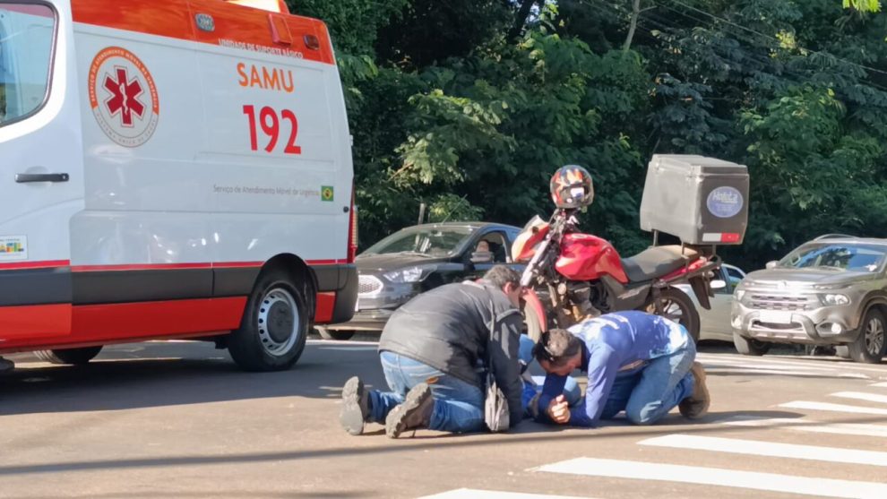 Caminhonete invade preferencial e motociclista fica ferido em cruzamento de Maringá