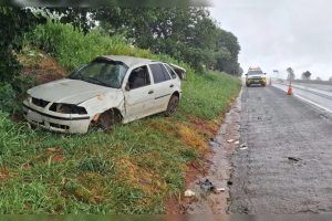 Carro capota na BR-376 e duas crianças são ejetadas