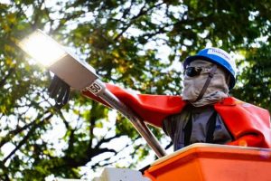 Com multas de R$ 800 mil, Enel X protocola saída da PPP da iluminação em Maringá