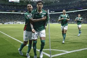 Com um a menos, Palmeiras vence e se firma na liderança do Brasileirão