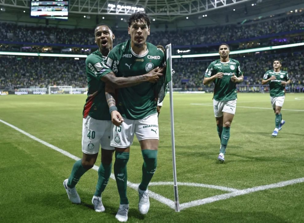 Com um a menos, Palmeiras vence e se firma na liderança do Brasileirão