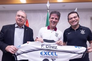 Fernando Diniz assume o comando do Corinthians com contrato até o fim de 2026