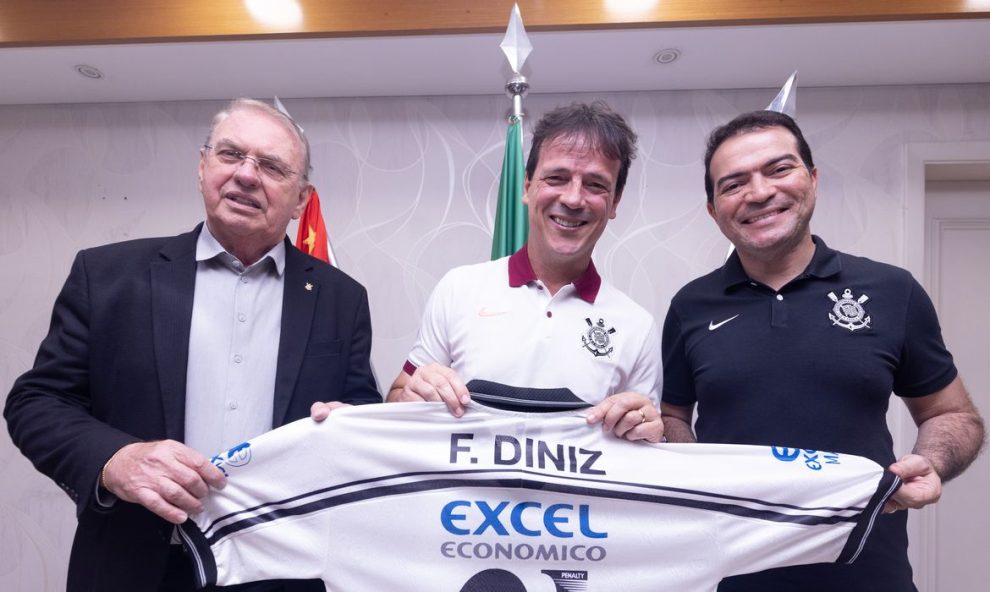 Fernando Diniz assume o comando do Corinthians com contrato até o fim de 2026