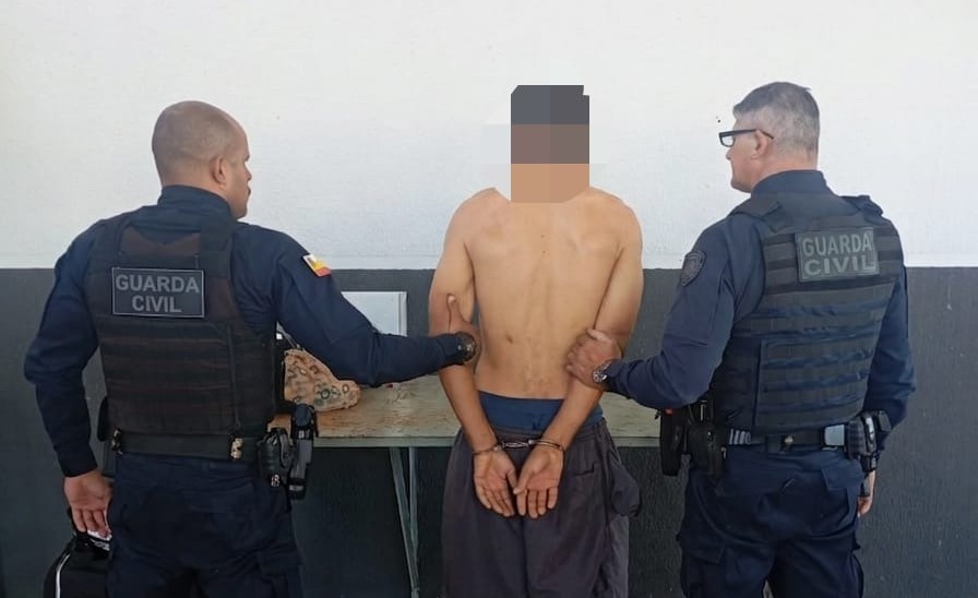 Filho é detido após ameaçar mãe com canivete e exigir dinheiro