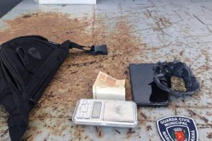 Homem é preso suspeito de tráfico de drogas na Avenida Colombo