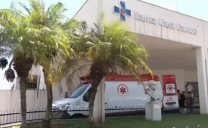 Homem joga panela de água quente na esposa por não aceitar demora no preparo do almoço