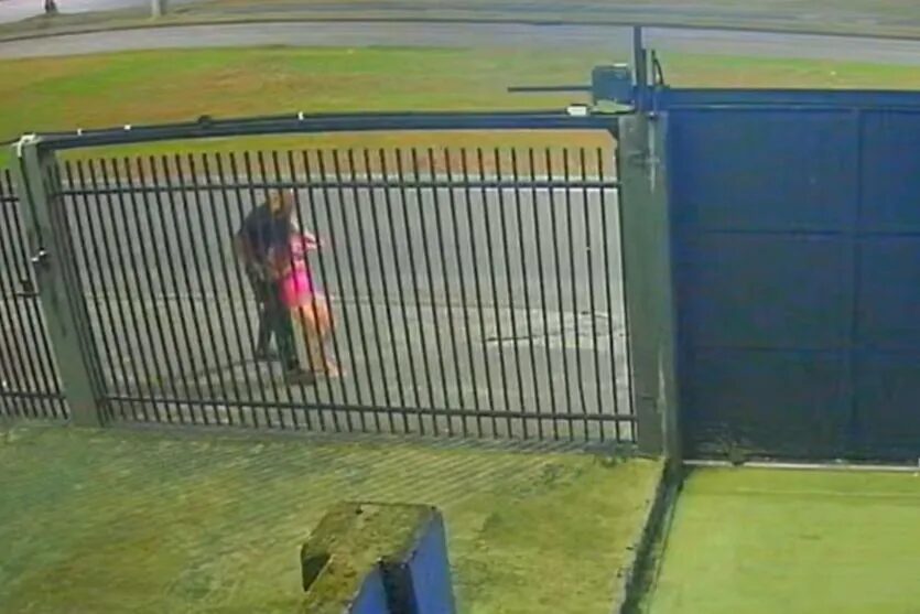 Jovem é arrastada para matagal, tem roupas arrancadas e é salva por policiais; vídeo