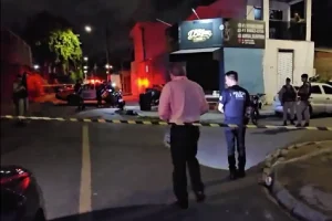 Jovem é morto a tiros na frente de bar por suspeito de bicicleta