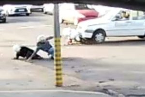 Motocicleta é atingida em cruzamento de Maringá e casal é arremessado em colisão com carro; vídeo