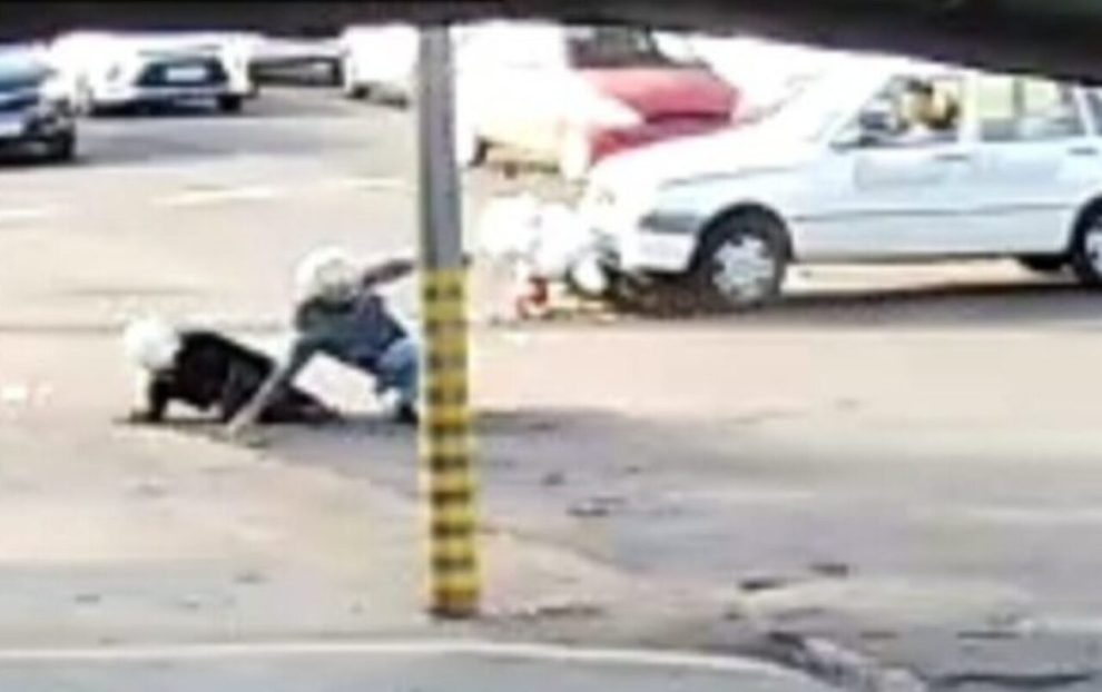 Motocicleta é atingida em cruzamento de Maringá e casal é arremessado em colisão com carro; vídeo
