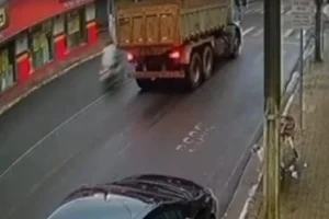 Motociclista de 30 anos vítima de acidente em Marialva está internada em estado gravíssimo na UTI do HU de Maringá