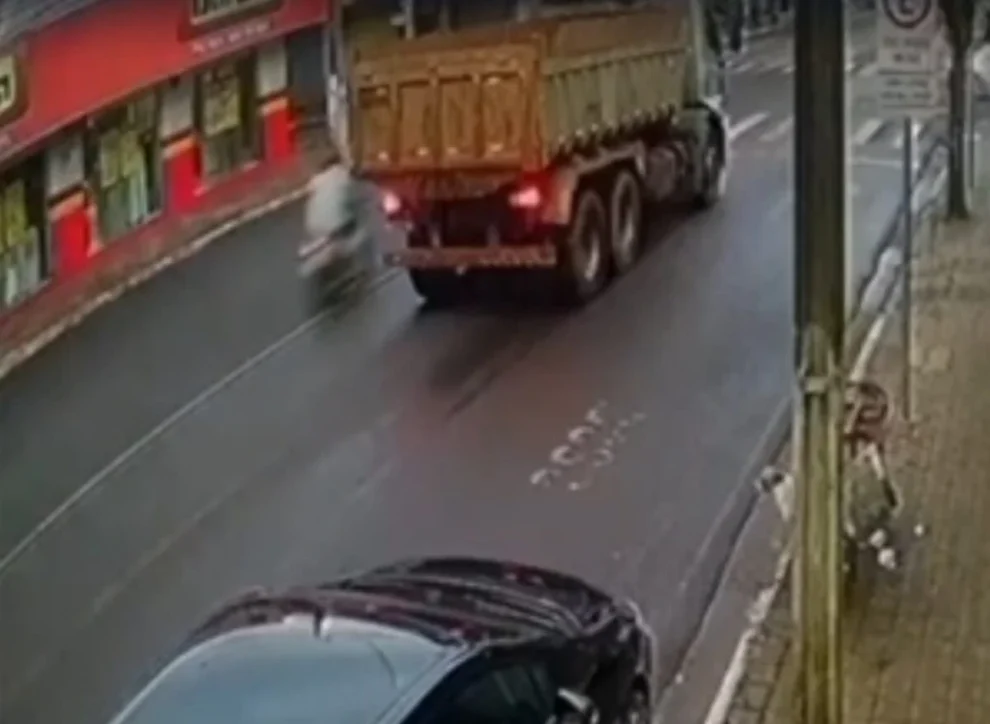 Motociclista de 30 anos vítima de acidente em Marialva está internada em estado gravíssimo na UTI do HU de Maringá