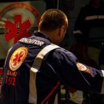 Motociclista fica preso por 30 minutos após árvore cair sobre ele durante forte vento em Maringá