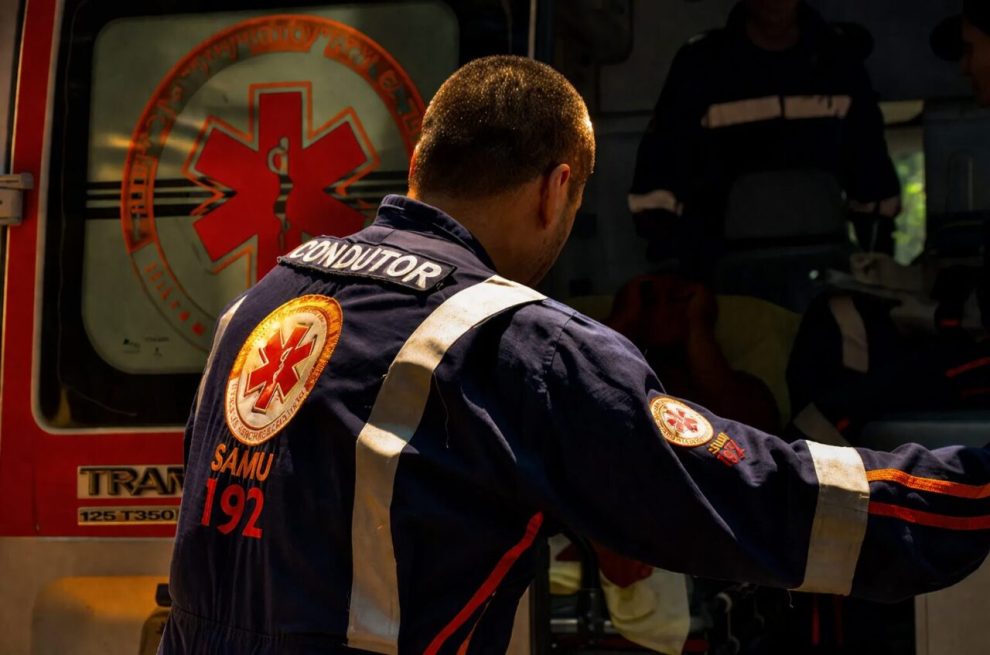Motociclista fica preso por 30 minutos após árvore cair sobre ele durante forte vento em Maringá