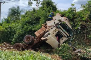Motorista de carreta que morreu em capotamento na região é identificado