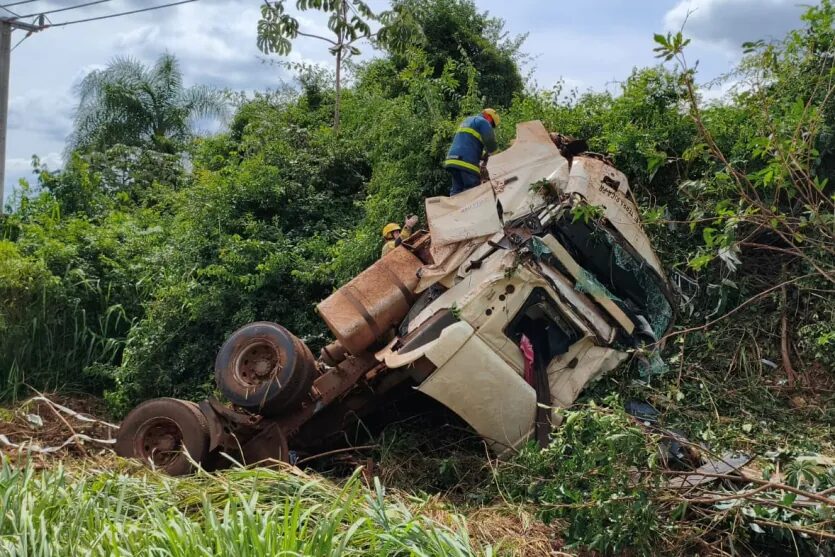 Motorista de carreta que morreu em capotamento na região é identificado