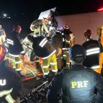 Motorista fica presa às ferragens após van colidir contra bitrem na BR-376 em Mandaguari